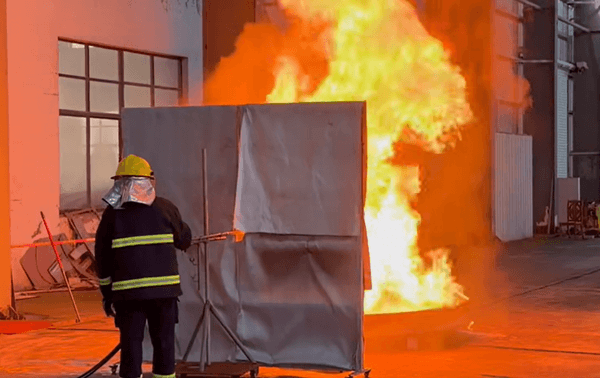 Test antincendio della coppa dell'olio concentrato in schiuma FFFP al 3%: incendio estinto in 1 minuto e 15 secondi